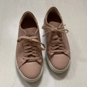 Arigato skor - Säljer dessa rosa Axel Arigato skor då de ej kommer till användning! De är köpta här på plick men är helt som nya, använda ca 2-3 gånger🌟