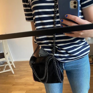 Stella Mccartney liknande väska  - Superfin Stella McCartney liknande väska i nyskick! Buda från 300, köp direkt för 700💕 Köpare står för frakt!🌟 