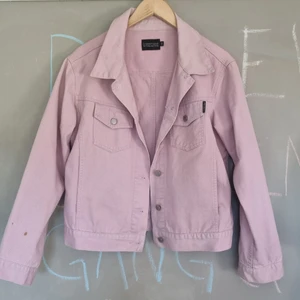 Lila oversize jeansjacka  - Storlek 44 har använt den som oversize. Små fläckar finns, går nog att få bort! 29kr. Läs bio 🌸