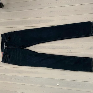 Acne jeans  - Hej jag säljer mina acne jeans blå konst eftersom dom inte passar mig. Orginal pris 2300kr. Säljer för 1000kr pris kan diskuteras 