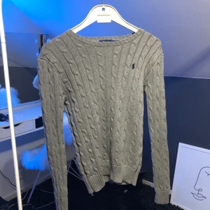 Ralph Lauren tröja i storlek Xs - Grå Ralph Lauren tröja i storlek xs. Fint skick tänkte mig 200 för den❤️