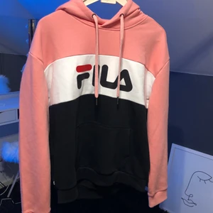 Fila hoodie  - Ny! fila hoodie i storlek M, färg rosa,svart,vit. Så helt ny inga skador eller urtvättad Eller så, så endast testad!❤️nypris 799