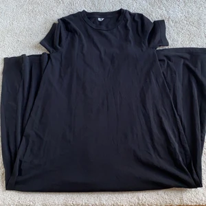 ARKET - Jätte fin t-shirt klänning!!! Skön,praktiskt o bäst! Passar när du ska till stranden eller på en fotbollsmatch👌🏼 tyvärr används den aldrig! Nypris ca 600kr