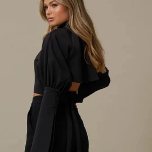 Vallon Sleeve Back Detail top strl 36 - Säljer detta otroligt fina plagg från Hanna Schönbergs kollektion med NA-KD! Plagget är nästan helt oanvänt och finns inte att köpa längre hos NA-KD!       KÖPAREN STÅR FÖR FRAKT 🤍🤍🤍