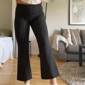 Randig byxa - Riktigt snygga byxor från Gina, storlek 38. Dom är i stretchigt material så väldigt bekväma & sköna! Dragkedja på sidan och resår i midjan. Köparen står för frakt!