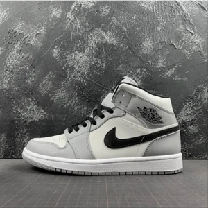 Jordans - LÄGGER UT IGEN PGA OSERIÖS KÖPARE!! BUDA!!!!!!!!   Säljer nu mina Jordan 1 mid då de aldrig kommer till användning längre💖 