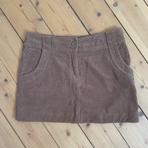 Brun lågmidjad kjol - Lågmidjad kjol i brun manchester. Kjolen är en gammal från hm köpt second hand. Passar S-M🪐🪐