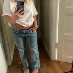 Weekday ”arrow” jeans  - Köpta på Plick, förra ägarens bilder. Strl 33/32. Sitter snyggt oversize på mig som har strl 40 i byxor 