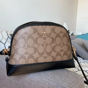 Coach väska - Min fina coahväska får inte lika mycket användning längre och därav säljer jag den! Supersöt, inköpspriset var ca 2500kr i usa. Fick den som present av min moster och den är äkta! ❤️ äktheten kan bevisas genom kod!