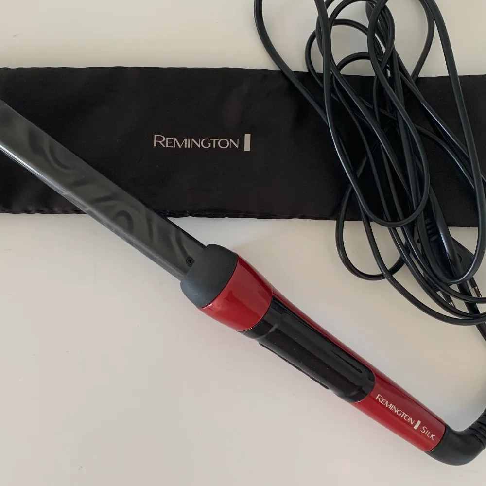 Hej! Säljer denna Remington Silk Curling Wand köpt på Nordicfeel.se för 449kr men säljer för endast 120kr då den tyvärr inte kommer till användning! Värmen går att ställa in på mellan 120°C till 220°C och kan låsas fast för säker styling. Den snabba uppvärmningen på 30 sekunder gör att du snabbt kan komma igång och styla.. Accessoarer.