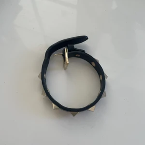 Valentino rockstud bracelet - Armband från valentino. Svart läder. Mycket fint skick. Nypris ca 1800kr. Inköpt på Valentinos hemsida 2019. Orginalbox tillkommer, även en extra nit.