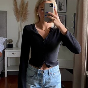 Svart topp - Säljer denna snygga tröja från missguided, storlek 34! 🤍