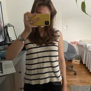 Tröja - Säljer denna jättefina zara tröjan som aldrig kommit till användning💕