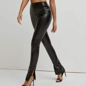 Skinnbyxor med slit  - Skinnbyxor med slit, de är klippta för 1.60 cm. Storlek S! Pris 50kr + frakt💖