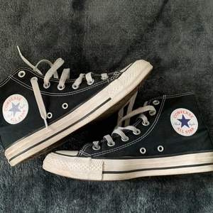 Converse - svarta  - Ett par svarta Converse i storlek 39 som är använda men i relativt fint skick 💓