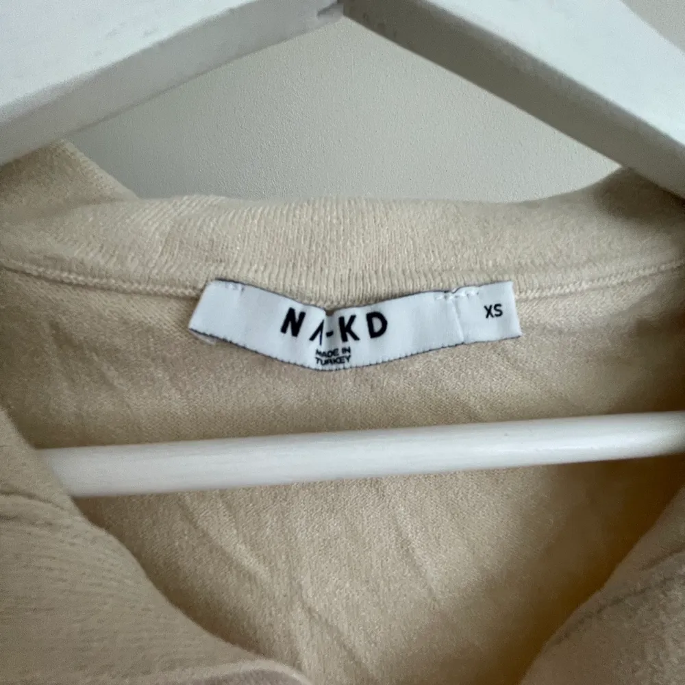 Stickad tröja från Nakd i storlek x-small passar även Small då den är lite större i storleken. Köpt för 399kr. Köparen står för frakten (62kr)💕💕. Stickat.