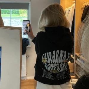 Hov1 hoodie - Säljer denna jättemysiga hov1 hoodien. Använder inte den mycket längre. Jättefint skick och inga skador. Säljer för 180+ frakt💖