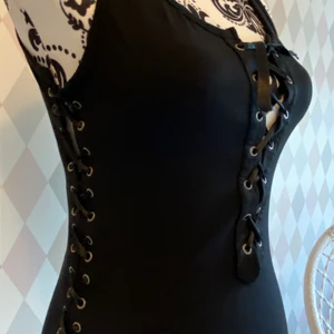 Lace up svart topp - Adorable svart topp <3 Ska sälja för att jag använder den inte nå längre!