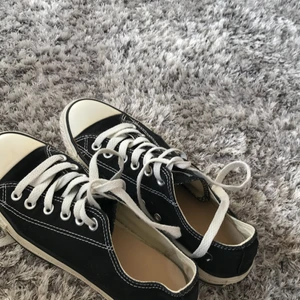 Skor - Säljer dessa svarta converse som är köpa här på Plick men tyvärr inte passade mig. Står storlek 38 men skulle säga att de är rätt stora i storleken så skulle även kunna passa 39 uppåt. Dem är i jättebra skick! Skriv dm ifall du är intresserad💕