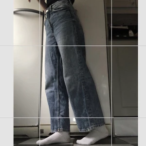 Monki jeans - Säljer mina fina monki jeans som it e kommer till användning då dom är lite stora i midjan för mig. Super fint skick och ser nästan oanvända ut! Hittar inte riktigt storleken men passar mellan xs-m. Hör gärna av er om ni har några frågor eller vill ha fler bilder💓. STÅR INTE FLR POSTENS SLARV‼️