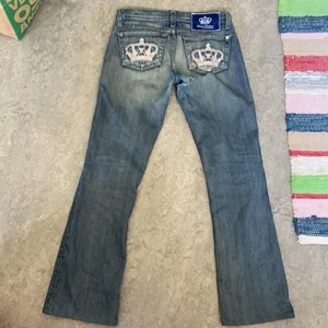 Victoria Beckham  - Säljer dessa lågmidjade Victoria Beckham utsvängda byxor! Dessa är så snygga men har tyvärr ett hål där bak! (Vet ej om det går att laga! 