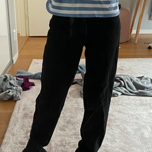 Svarta jeans  - Hejsan! Säljer dessa svarta raka jeans från Monki! Kommer inte i håg vad modellen heter tyvärr! Superfint skick! Hör av dig vid frågor❣️