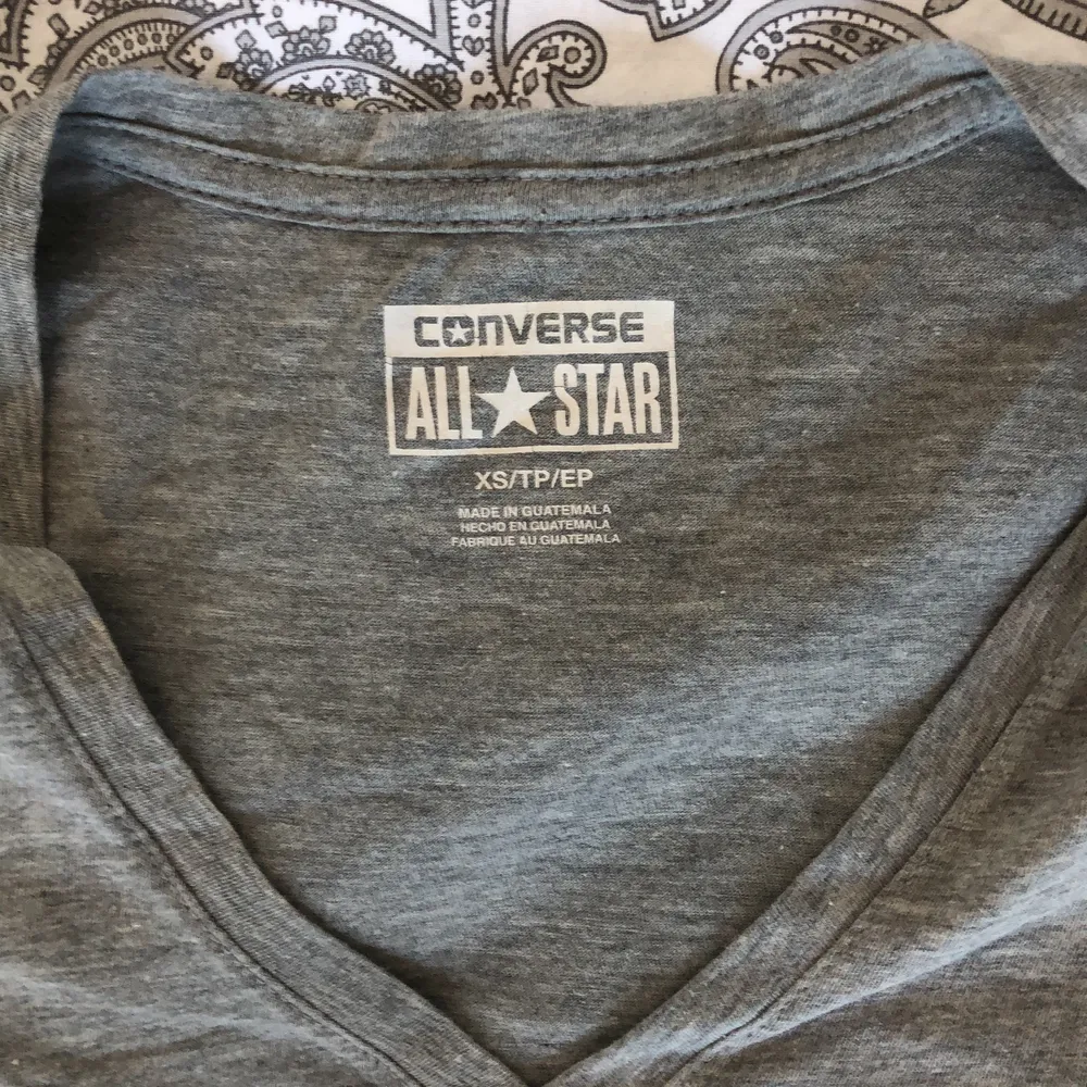 Säljer T-shirt från converse. Knappt använd och i mycket bra skick. Passar både Xs och S. Pris kan såklart diskuteras:) Kan mötas upp i Malmö annars står köparen för frakten . T-shirts.