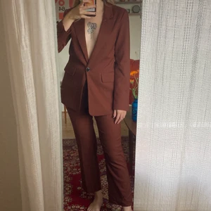 Brunt kostymset 🤎 - Vill du bli den fräckaste på kontoret?? eller helt enkelt bara ha ett så fint kostymset SE HIT!!!🤎🤎                      Storlek 36 i kavaj och 38 i byxorna. 🌞 aldrig använt då byxorna tyvärr är lite stora för moi men hoppas verkl att någon kommer rocka denna i höst!! 350 inkl frakt och den e din🌞🤎