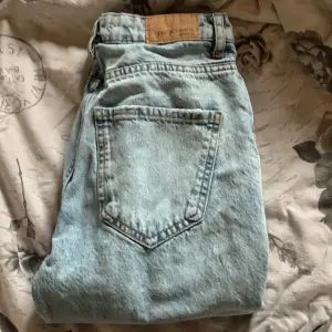 Sjukt snygga byxor, man kan få bild hur dom sitter på, bara att skriva! Köpta för 499kr, använda knappt 2-3 gånger så i ganska nytt skick, säljer för jag rensat mina jeans!
