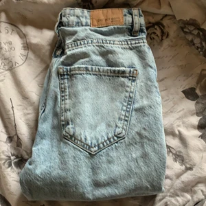 Håliga jeans - Sjukt snygga byxor, man kan få bild hur dom sitter på, bara att skriva! Köpta för 499kr, använda knappt 2-3 gånger så i ganska nytt skick, säljer för jag rensat mina jeans!