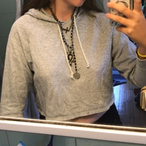Croppad hoodie - Grå croppad hoodie. Superskön! Den är väldigt använd men inte sliten. Möts gärna upp i Stockholm men kan även frakta. Köparen står för frakt!💕