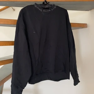Acne Studios Tröja - svart tröja från acne studios.  det är en xxs herr.  har små fläckar men syns inte riktigt.  köpte från deras butik för ett år sedan priset kan diskuteras