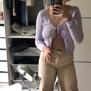 Kofta - Säljer nu min ”kofta/tröja” för jag inte enavänder den. Jätte fin och som helt ny.