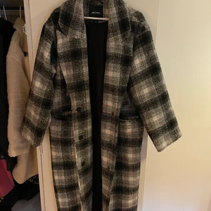 Kappa - Snygg Kappa från monki i storlek s