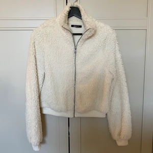 Mysig tröja  - Supermjuk och härlig tröja/tunn jacka fr Gina tricot i bra skick! Snygg och skön!