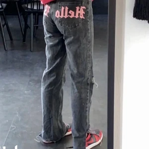 Jeans - Säljer dess skitcoola jeans med hellokitty tryck där bak! (Lånad bild) De är i bra skick och säljer för de inte kommer till användning🤍 Köparen står för frakt (frakten ingår INTE i priset), skriv för mer info! Buda gärna i kommentarerna!!!