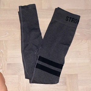 Stronger Tights - Det är i väldigt bra skick, säljer för att jag har ett par likadana. Passar mig som är 162 cm, skulle rekommendera att man är 150-165 cm om man vill köpa! Storlek XS/S och sitter perfekt på mig. 