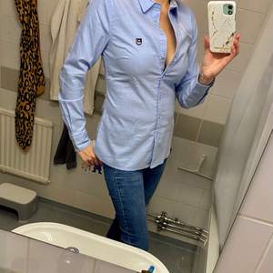 Ljusblå tailored fit skjorta från Bondelid, storlek 34, oanvänd.