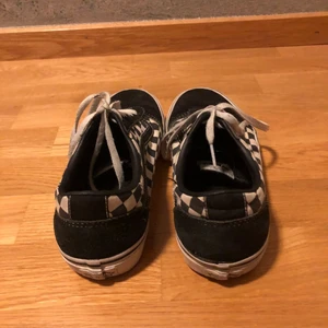 Vans skor - Hej säljer ett par använda vans skor💞