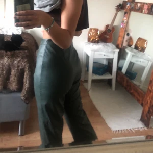 Mörkgröna läderbyxor - Köpa här på plick men säljer vidare då dem inte passade mig. Läderimmiterade🌸💓💓🌸 möts i Malmö eller fraktar 