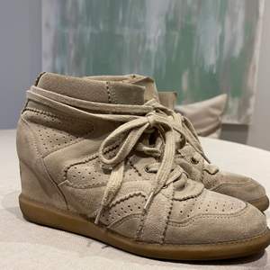 Supersnygga beiga wedge sneakers i mocka från märket Pavement. Fin kvalitet och varsamt använda! 