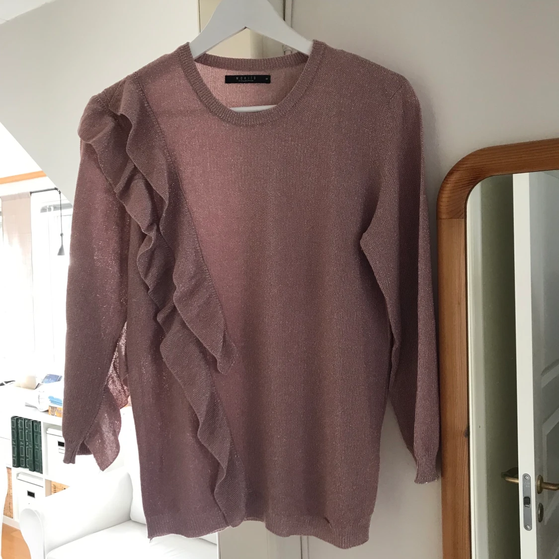 Fin glittrig tröja med volang 