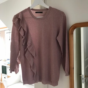 Fin glittrig tröja med volang  - Fint skick! Endast använd 1 gång.