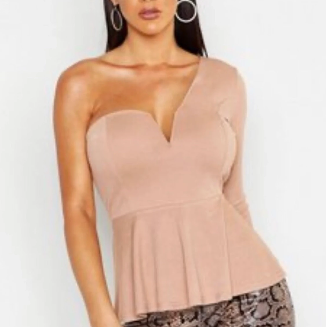 Ny one shoulder topp enärmad 