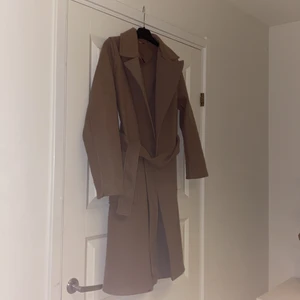 Brun kappa - En lång brun kappa perfekt nu till hösten när det börjar bli kallare. Superfint skick💗 kom privat för frågor och funderingar! Kostade 449 vid nypris!