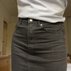 Svart jeanskjol - En kort svart jeanskjol som är superfin! Från Gina tricot i storlek 38. Säljer då den inte kommer till användning.