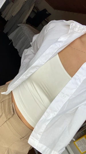 H&M croppad skjorta - Vit croppad skjorta, använd och tvättad en gång. Ser helt ny ut. 