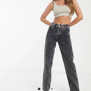 ASOS vintagejeans - ASOS vintagejeans, helt oanvända med lappar kvar. Söker för att de var för små och orkade inte skicka tillbaka. Dem har medelhögmidja och har raka ben, dem är vintagetvättade.