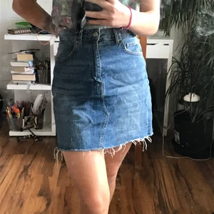 Gina jeanskjol strl 38 - En jeanskjol från Gina Tricot som är aldelles för stor för mig. Den är bara använd ett fåtal gånger