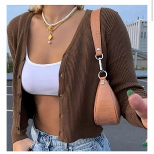 Brown Button Up Crop Top - Fin tröja som bara är envänd två gånger🤎🤎Jättefint skick och är i Strl S🌟🌟🌟Utopspriset är 190kr+frakt eller köp direkt för 200kr+frakt❤️❤️
